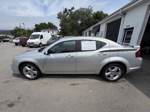 Used 2011 Dodge Avenger Lux FWD image 9