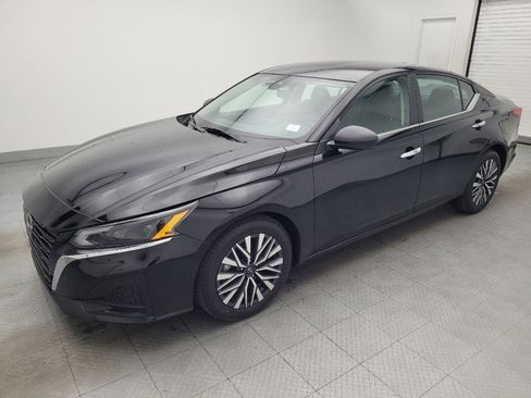 Used 2024 Nissan Altima 2.5 SV image 2