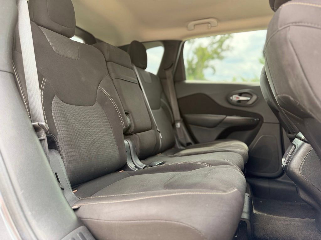 Used 2015 Jeep Cherokee Latitude FWD image 21