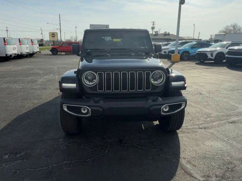 Used 2025 Jeep Wrangler Sahara image 3