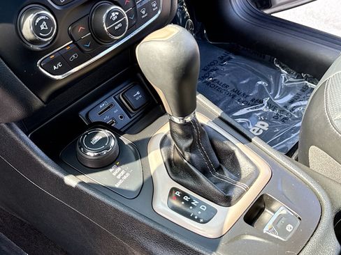 Used 2014 Jeep Cherokee Limited w/ Technology Group AWD/4WD image 11