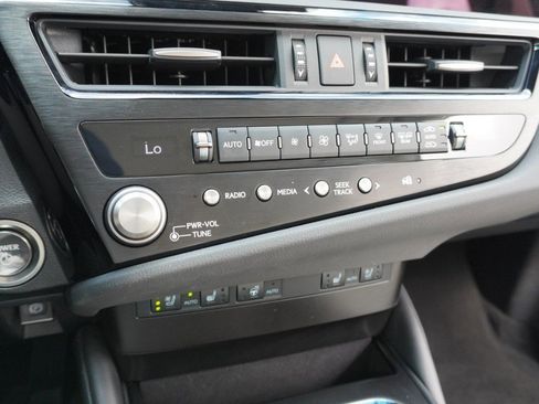 Certified 2025 Lexus ES 300h w/ Premium Package image 18