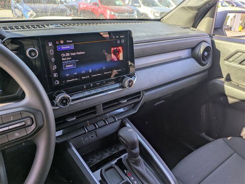 Used 2025 Chevrolet Colorado W/T image 21