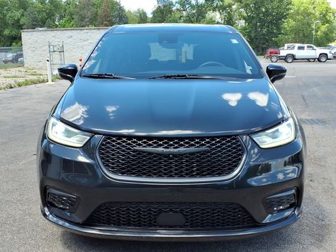 Used 2022 Chrysler Pacifica Touring-L w/ S Appearance Package FWD image 2