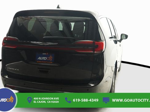 Used 2023 Chrysler Pacifica Touring-L FWD image 6