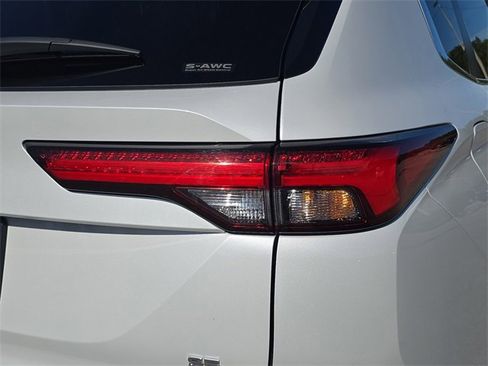 Used 2024 Mitsubishi Outlander SE Black Edition image 8