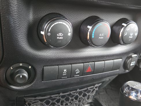 Used 2015 Jeep Wrangler Unlimited Sport image 17