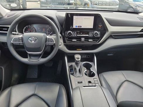 Used 2023 Toyota Highlander XLE FWD image 16