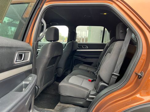 Used 2017 Ford Explorer XLT w/ Equipment Group 201A AWD/4WD image 33
