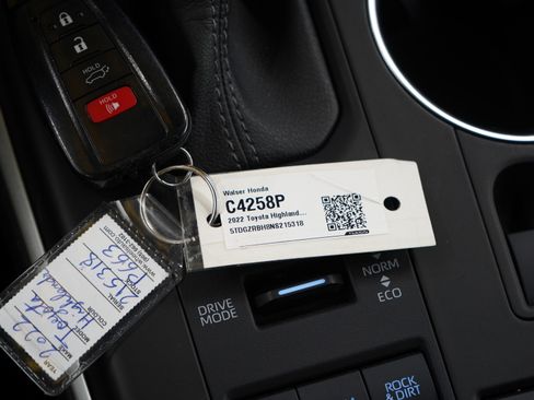 Used 2022 Toyota Highlander XLE image 28