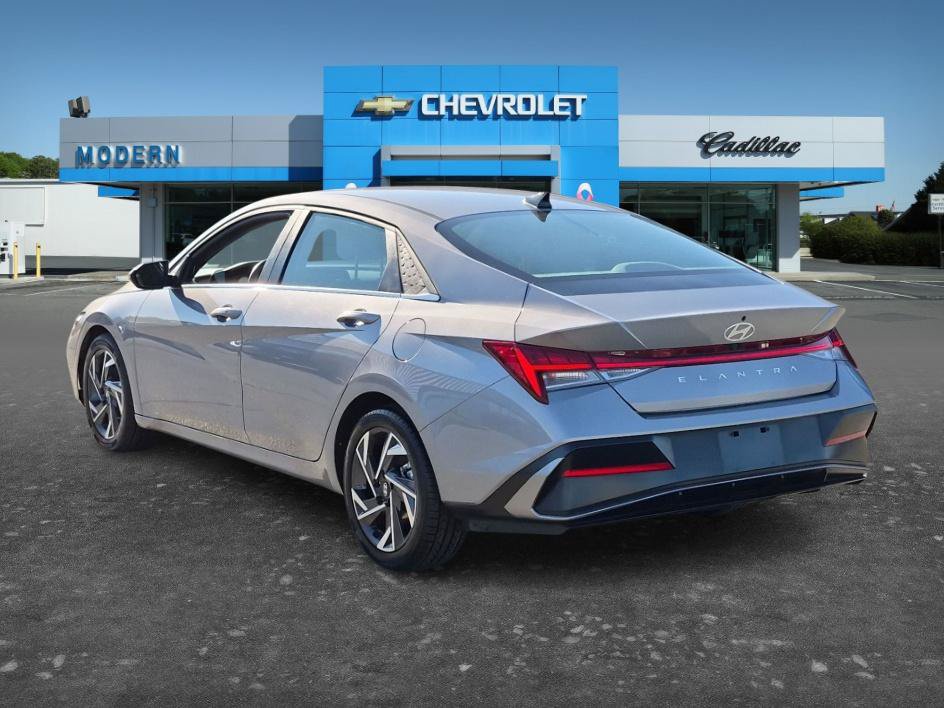 Used 2025 Hyundai Elantra SEL FWD image 3