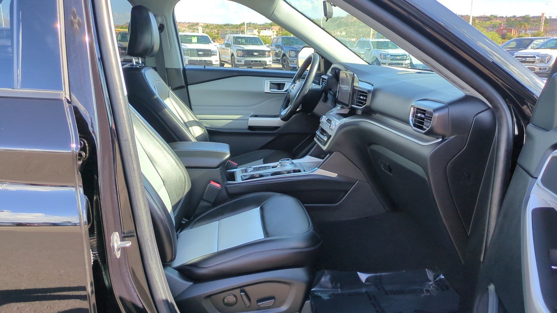 Used 2023 Ford Explorer XLT w/ Equipment Group 202A AWD/4WD image 32