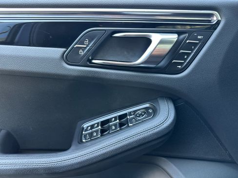 Certified 2025 Porsche Macan image 12