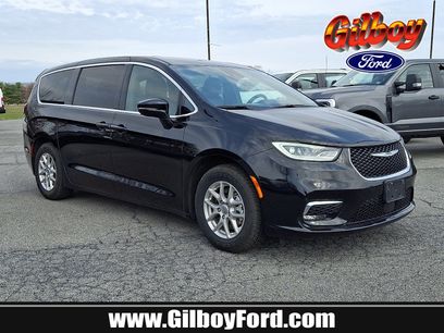 Used 2025 Chrysler Pacifica Select