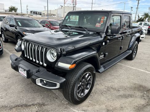 Used 2020 Jeep Gladiator Overland image 2