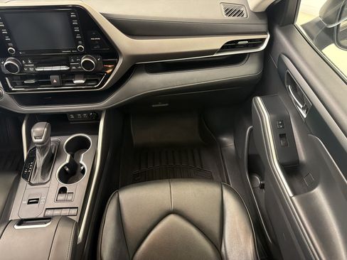 Used 2022 Toyota Highlander XLE FWD image 28