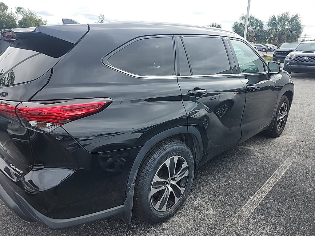 Used 2022 Toyota Highlander XLE AWD/4WD image 15