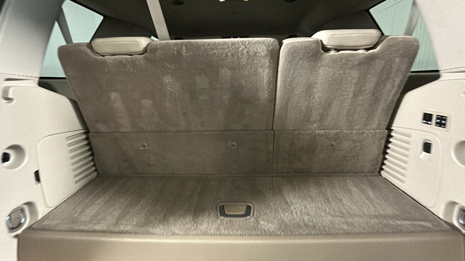 Used 2018 Cadillac Escalade Luxury AWD/4WD image 35