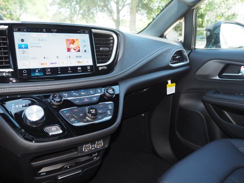 New 2025 Chrysler Pacifica Select w/ Uconnect Theater Family Group image 20