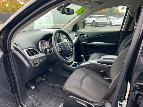 Used 2019 Dodge Journey SE image 14