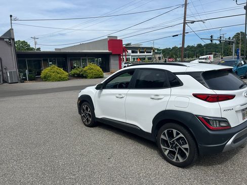Used 2023 Hyundai Kona Limited FWD image 6