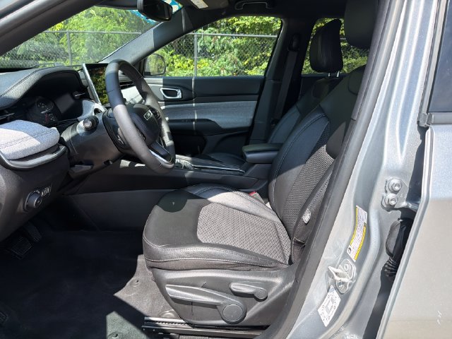 Used 2024 Jeep Compass Latitude AWD/4WD image 21