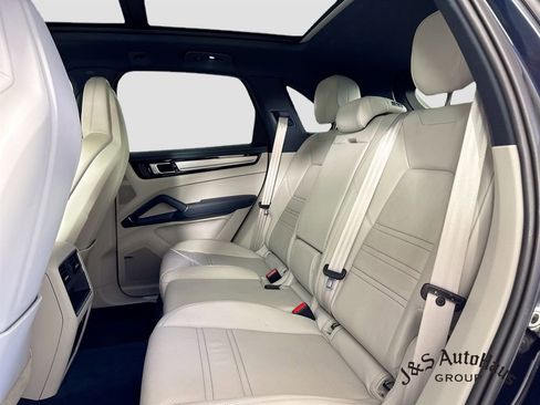 Used 2023 Porsche Cayenne Platinum Edition AWD/4WD image 28