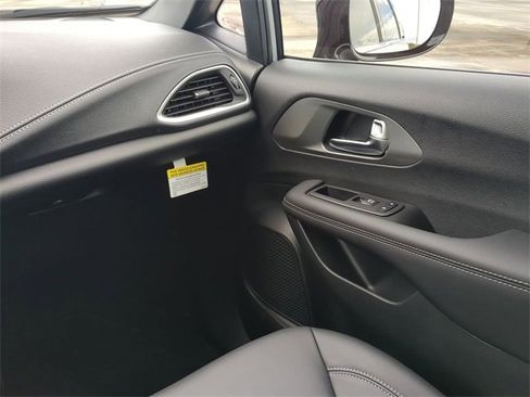 New 2026 Chrysler Pacifica Select image 21