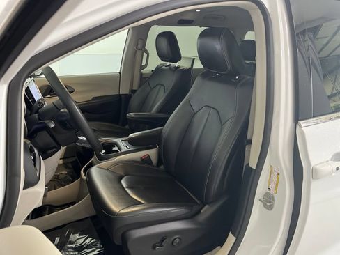 Used 2024 Chrysler Pacifica Touring-L FWD image 18