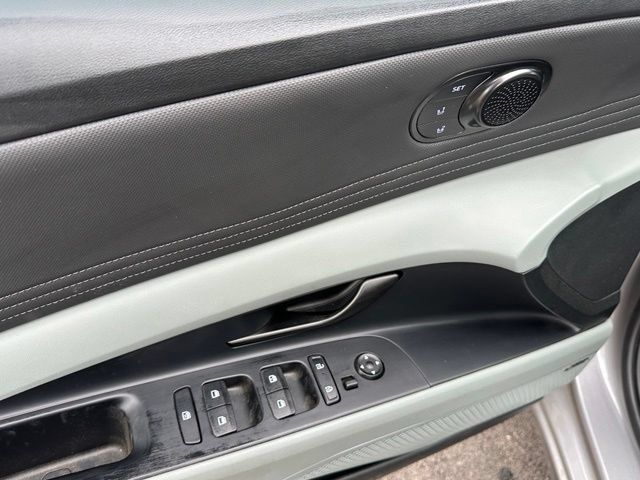 Used 2025 Hyundai Elantra Limited FWD image 17