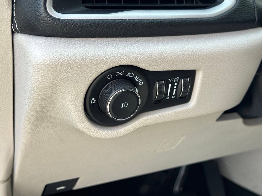 Used 2024 Chrysler Pacifica Limited FWD image 21