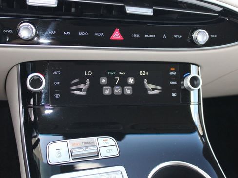 Used 2026 Genesis GV70 2.5T image 19