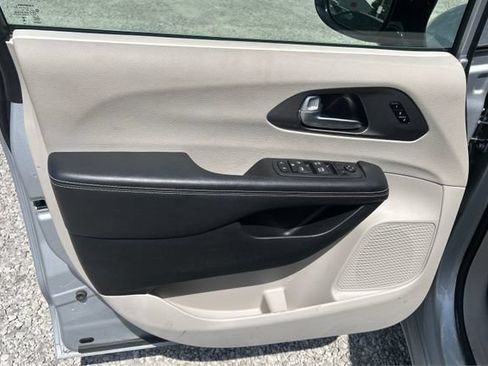 Used 2024 Chrysler Pacifica Touring-L FWD image 20