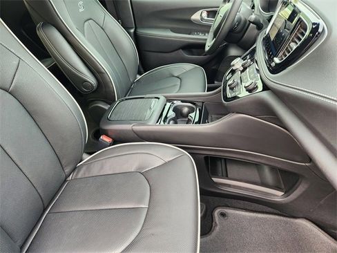 New 2026 Chrysler Pacifica Limited w/ Uconnect Theater Family Group image 10