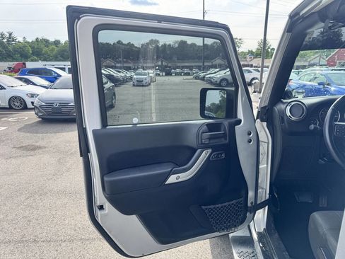 Used 2012 Jeep Wrangler Unlimited Sahara w/ Connectivity Group AWD/4WD image 14