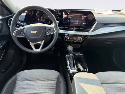 Used 2024 Chevrolet Trax LT w/ LT Convenience Package FWD image 17