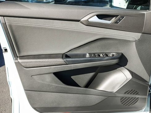 New 2026 Volkswagen Taos SE image 32