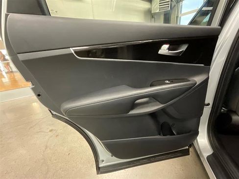 Used 2020 Kia Sorento LX image 17