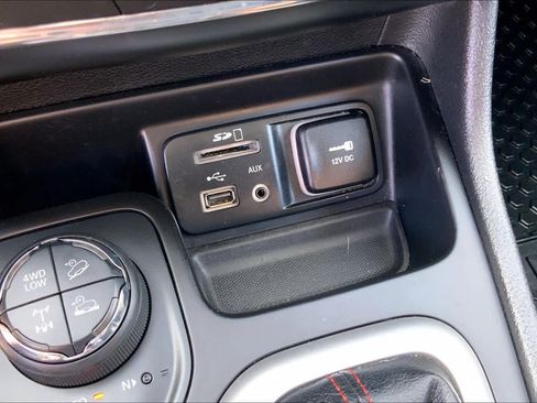 Used 2017 Jeep Cherokee Trailhawk w/ Comfort/Convenience Group AWD/4WD image 31