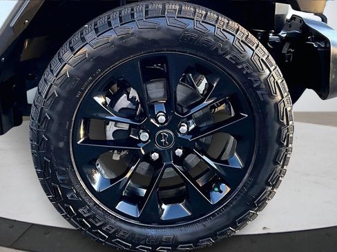 Certified 2025 Jeep Gladiator Nighthawk image 32