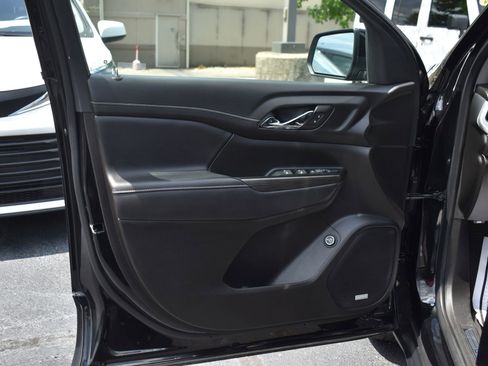 Used 2023 GMC Acadia SLT image 12