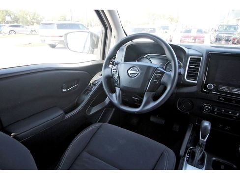 Used 2024 Nissan Frontier SV image 12