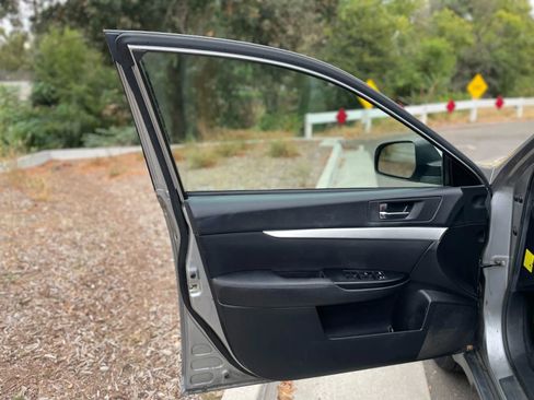 Used 2011 Subaru Outback 2.5i Premium image 17