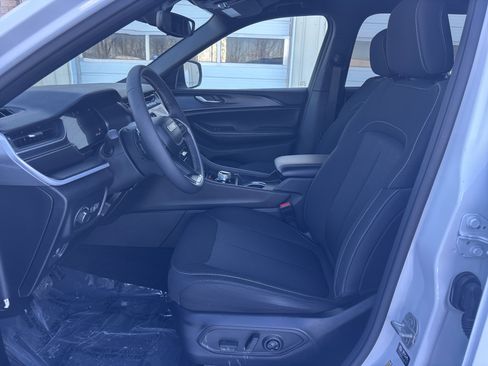 Used 2024 Jeep Grand Cherokee L Laredo image 15