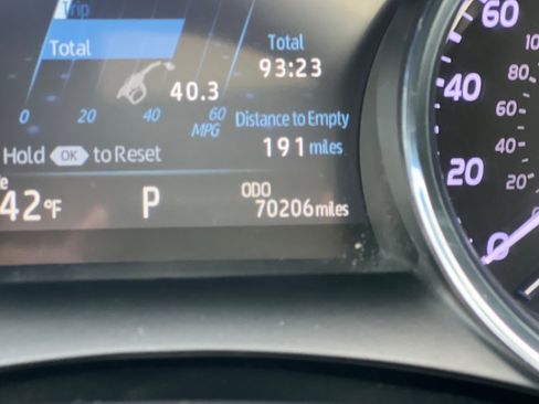 Used 2020 Toyota Camry XLE w/ Sunroof Package image 22