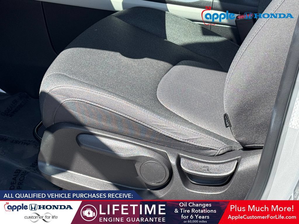 Used 2023 Kia Carnival LX FWD image 8