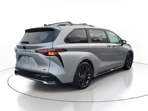 Used 2025 Toyota Sienna XSE w/ XSE Premium Package FWD image 4