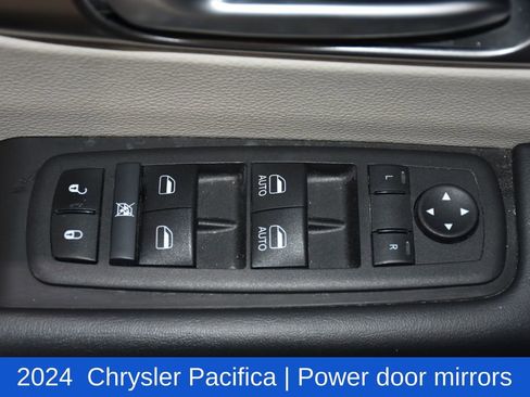 Used 2024 Chrysler Pacifica Touring-L image 23