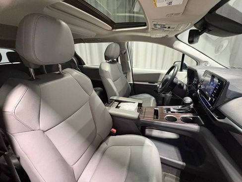 Used 2021 Toyota Sienna XLE image 28