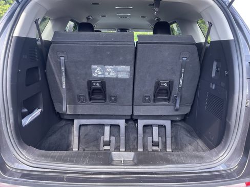 Used 2024 Kia Carnival LX image 11